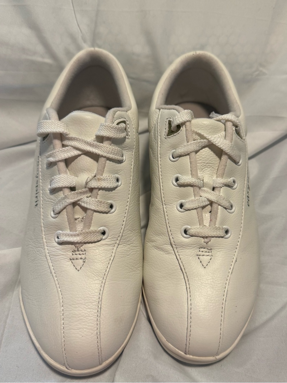 Women’s Easy Spirit White Leather Sneakers- Comfort Fit -Size 9